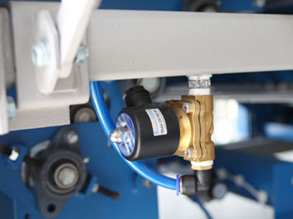 两套独立的驱动电机有变频器控制 两套独立的驱动电机有变频器控制